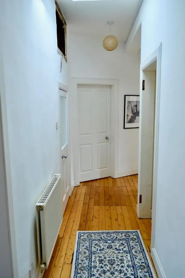Central And Inviting 2 Bedroom Apartment Perfect For Festival 에든버러