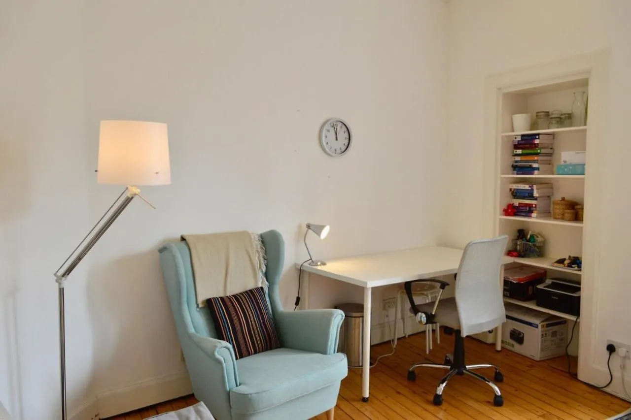 Central And Inviting 2 Bedroom Apartment Perfect For Festival 에든버러